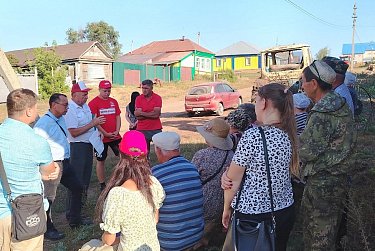 Депутат Заксобрания Нурлан Мунжасаров встретился с жителями села Нижнеозерное Илекского района